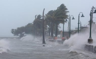 Dobësohet uragani Irma derisa po lëvizë nga Kuba për në Florida