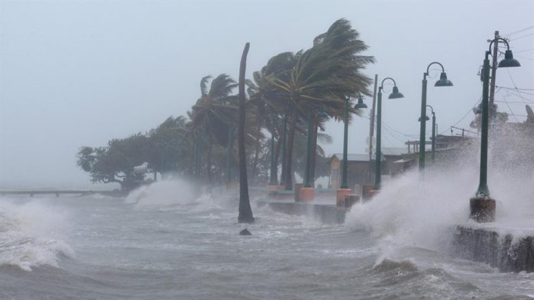 Dobësohet uragani Irma derisa po lëvizë nga Kuba për në Florida