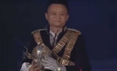 Përvjetori i “Alibaba”, bosi i kompanisë mahnit me performancën e tij (Video)