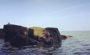 Një ‘sirenë’ del nga uji, ajo është Jehona Dreshaj (Video)