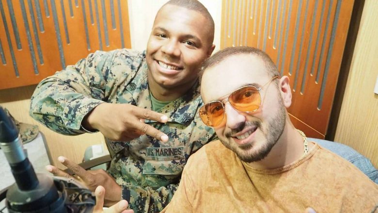 Gjiko dhe ushtari amerikan Corey Banks performojnë ‘live’ këngën “Gabime” në Radio KFOR (Video)