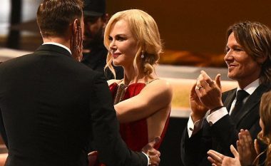 Nicole Kidman puth aktorin Skarsgard para syve të burrit në mbrëmjen e “Emmy” (Video)