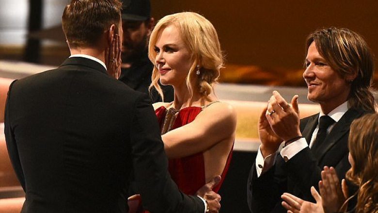 Nicole Kidman puth aktorin Skarsgard para syve të burrit në mbrëmjen e “Emmy” (Video)