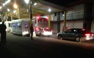 Ankohen pronarët e autobusëve: Udhëtarët po detyrohen të kalojnë këmbë kufirin Kosovë-Serbi
