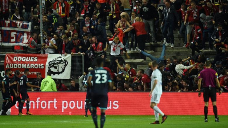 Ndërpritet ndeshja Amiens – Lille: Tifozët mysafirë rrëzohen nga tribuna – 20 të lënduar, tre në gjendje të rëndë (Foto/Video)   