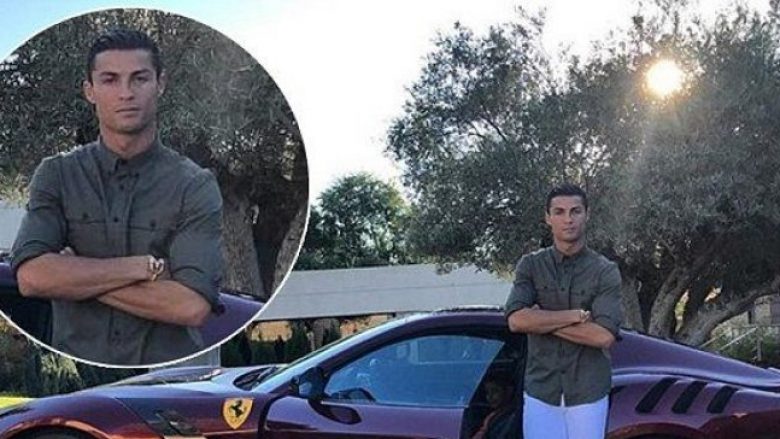 Ronaldo prezanton Ferrarin që i kushtoi 383 mijë euro (Foto)