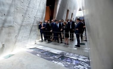 Kryeministri Zaev viziton Qendrën përkujtimore të Holokaustit