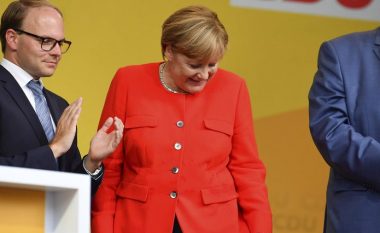 “Gënjeshtare” dhe “tradhtare”: Domatet fluturojnë në drejtim të kancelares Merkel (Video)