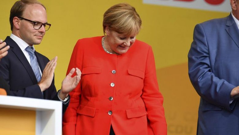 “Gënjeshtare” dhe “tradhtare”: Domatet fluturojnë në drejtim të kancelares Merkel (Video)