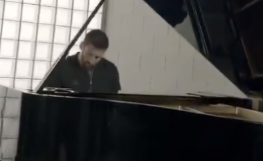 Messi artist edhe jashtë fushës, tregon mjeshtrinë në piano teksa interpreton himnin e LK-së (Video)