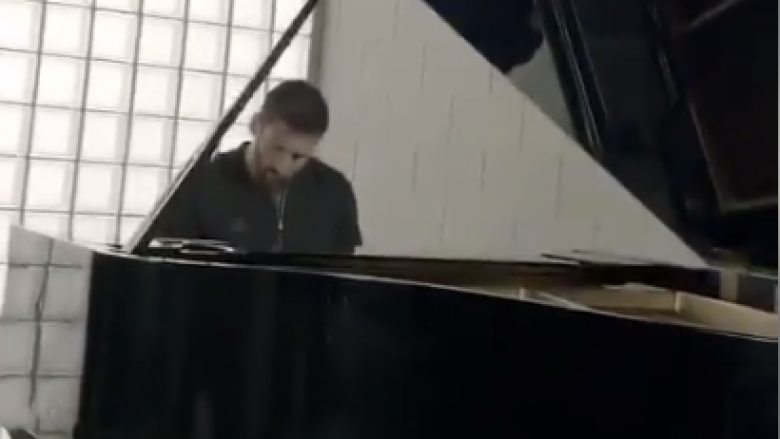 Messi artist edhe jashtë fushës, tregon mjeshtrinë në piano teksa interpreton himnin e LK-së (Video)