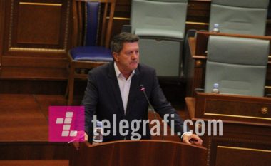 Milaim Zeka fyen deputetët e opozitës nga foltorja e Kuvendit