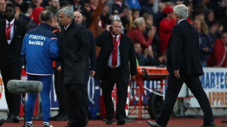 Mourinho refuzon t’i japë dorën Hughes: Nuk kam kohë për idiotë