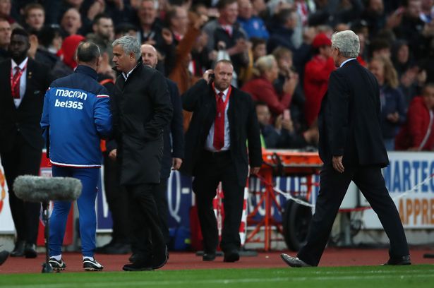Mourinho refuzon t’i japë dorën Hughes: Nuk kam kohë për idiotë