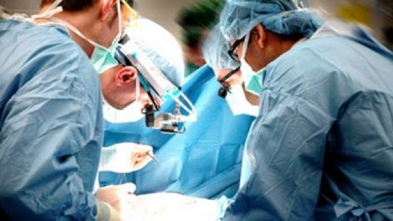 Mjekët e akuzuar vazhdojnë të punojnë në ordinanca private