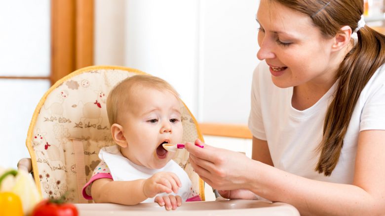 Aplikimi i ushqimeve në menynë e fëmijëve: Kur bebja bën të hajë mjaltë?