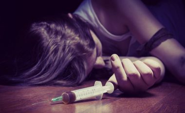 Kjo drogë kundër dhembjeve është 50 herë më e fortë se heroina dhe gjithnjë e më shumë po vret njerëz (Video)