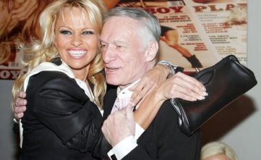 Pamela zbulon befasinë që i kishte bërë themeluesi i ndjerë i Playboyt, Hugh Hefner (Foto/Video)