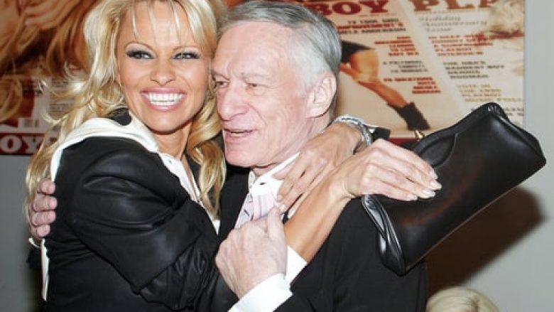 Pamela zbulon befasinë që i kishte bërë themeluesi i ndjerë i Playboyt, Hugh Hefner (Foto/Video)