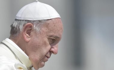 Lëndohet Papa Françesku, përplasi kokën në makinën e tij (Foto)
