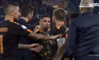 Te Roma nuk ka qetësi as pas fitores, dy bashkëlojtar përleshen pas ndeshjes (Video)