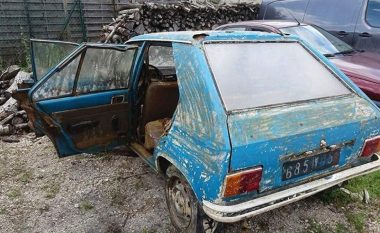 Nga kënetat e thata u shfaq një “Peugeot 104”, ishte vjedhur 38 vjet më parë (Foto)