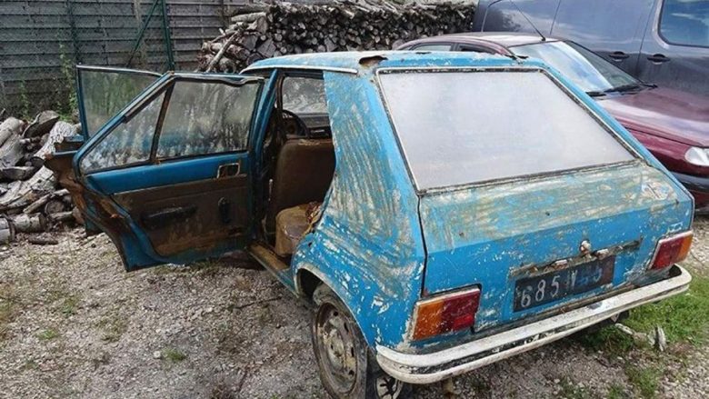 Nga kënetat e thata u shfaq një “Peugeot 104”, ishte vjedhur 38 vjet më parë (Foto)