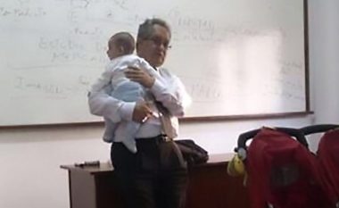 Profesori ndihmoi studenten të ndiqte ligjëratat, duke u kujdesur për njërin nga binjakët e saj (Foto)