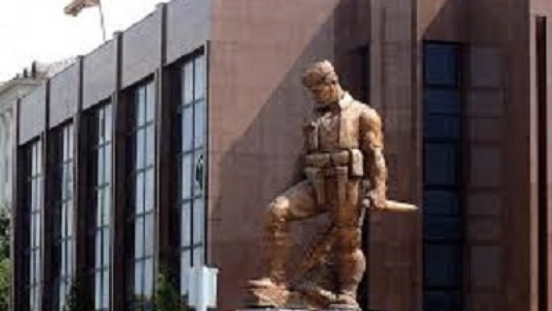 A do të largohet monumenti i ‘Qoses’ para gjykatës në Shkup?!