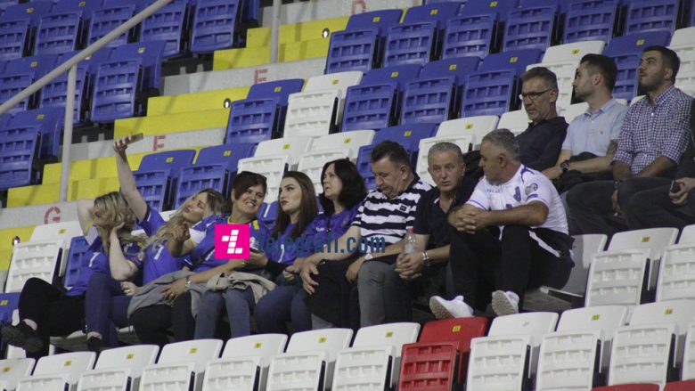E fejuara e Rashicës shijon atmosferën në stadium (Foto)