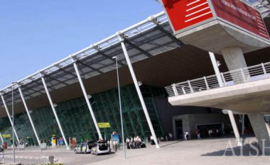 Aeroporti i Rinasit vazhdon të mbetet i bllokuar