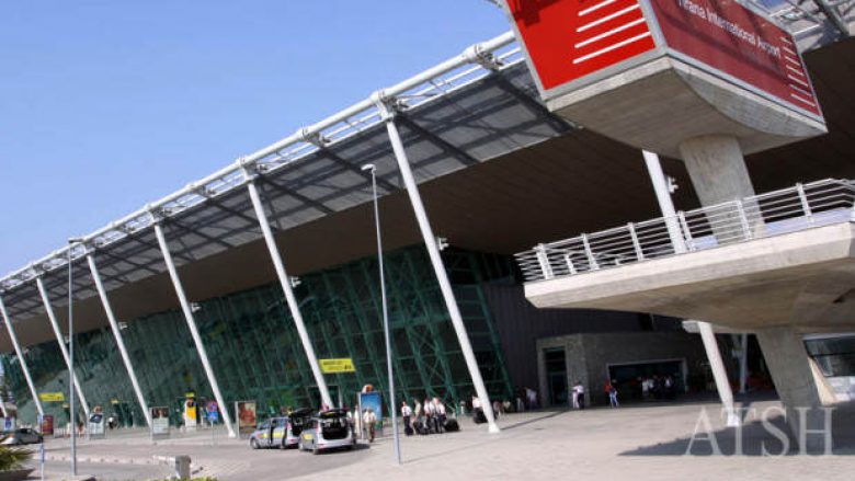Aeroporti i Rinasit vazhdon të mbetet i bllokuar