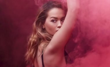 Rita Ora vë në fokus të pasmet në fushatën e re të saj (Video)