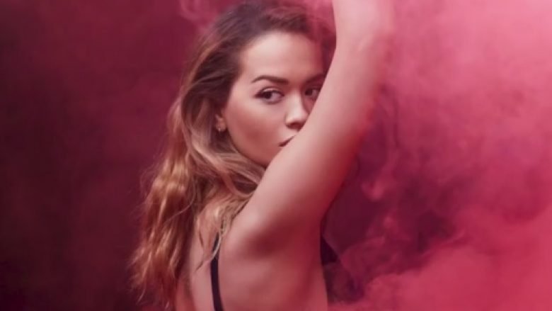 Rita Ora vë në fokus të pasmet në fushatën e re të saj (Video)