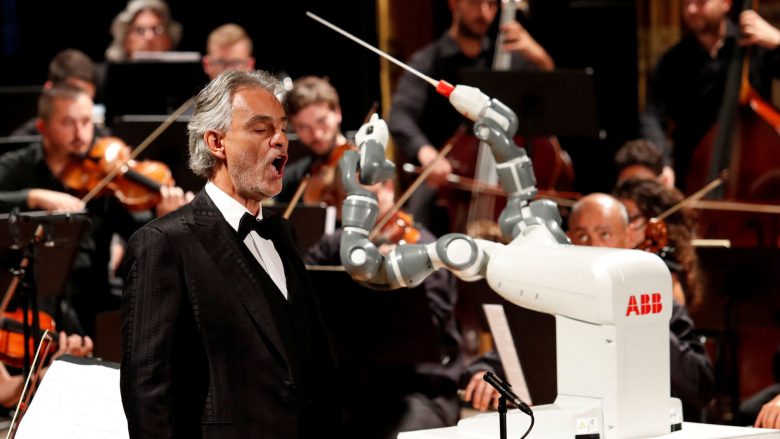 Roboti udhëheq orkestrën italiane dhe Andrea Bocellin (Video)