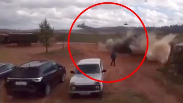 Helikopteri rus lëshoi raketën gabimisht, godet veturat e parkuara – plagosen disa dëshmitarë (Video)