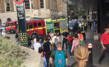 “Shpërthim” në një tren në metronë e Londrës, pasagjerët ikin nga paniku! (Foto)