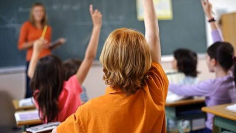 Viti i ri shkollor në Maqedoni fillon me planprogram të ri mësimor, pa masa anti-Covid dhe me paga më të larta për mësimdhënësit