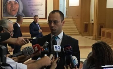 Simiq: Për ta përkrahur Qeverinë duhet të konsultohemi me Vuçiqin