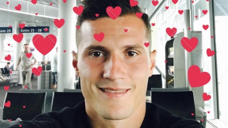 Taulant Xhaka bëhet romantik, publikon një imazh të së dashurës (Foto)