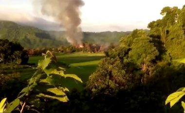 Vazhdon shkatërrimi i shtëpive të myslimanëve në Arakan (Video)