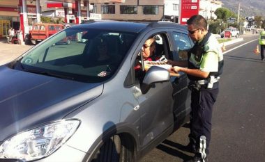 Policët për Kurban Bajram shpërndajnë ëmbëlsira në vend të gjobave