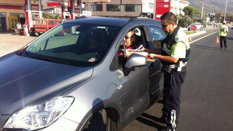 Policët për Kurban Bajram shpërndajnë ëmbëlsira në vend të gjobave