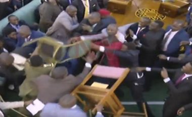 Skena kaotike në parlamentin e Ugandës – deputetët përdorin grushtet, shkelmat e karriget! (Video)
