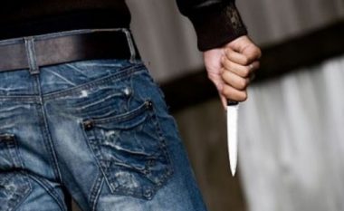 Kërcënon babanë me thikë, arrestohet