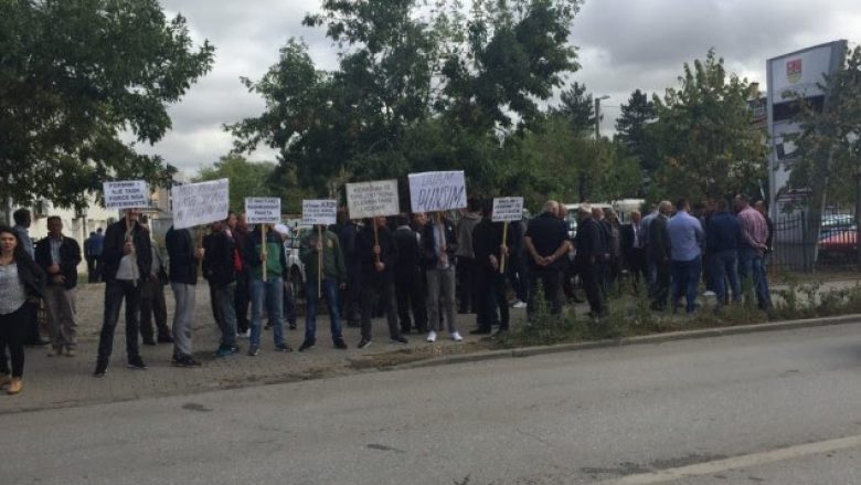 Protesta e banorëve të Hades dhe Shipitullës zhvendoset para komunës