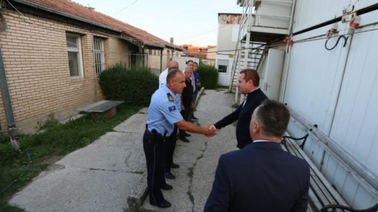 Ministri Brendshëm viziton stacionin policor në veri