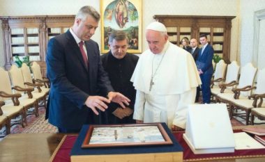 Thaçi udhëton për në Vatikan