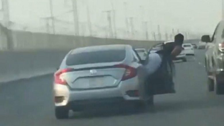 Në mes të autostradës, ai doli nga dritarja – vetëm e vetëm që të godiste shoferin e një veture tjetër (Video)