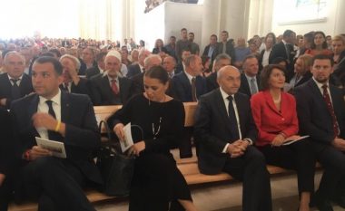 Vlora Dumoshi u përgjigjet akuzave se zuri vendin kryetares së Gjykatës Kushtetuese në shugurimin e Katedrales
